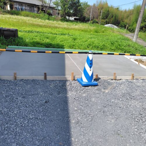 駐車場増設工事部分の土間コンクリートの打設作業となります。