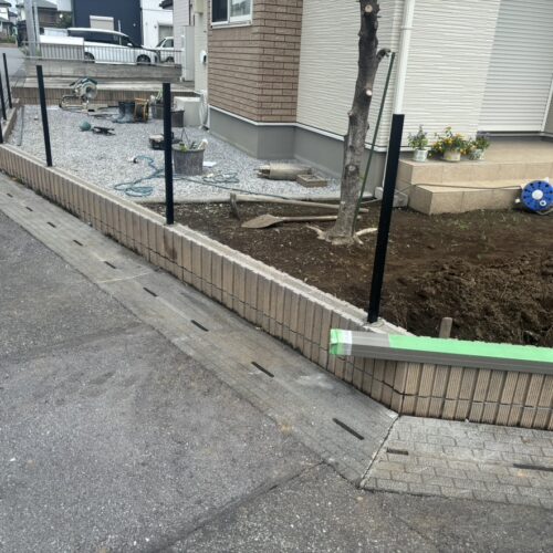 フェンス柱をコア穴明け後に柱の建て込み作業となります。