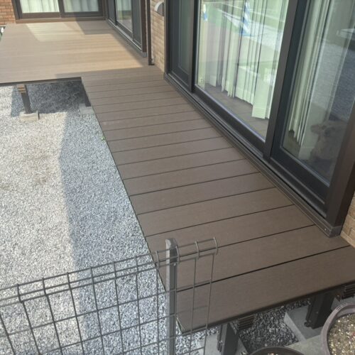 お庭側へウッドデッキの設置作業となります。