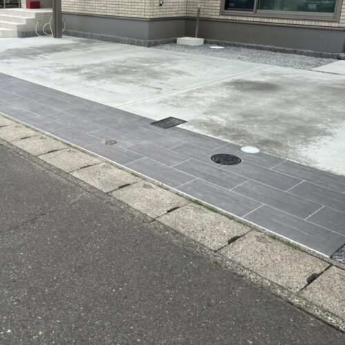 カラーコーン等の養生材を片付け致しまして駐車場部分の土間コンクリートの養生完了となります。