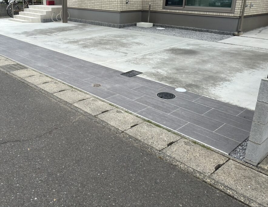 カラーコーン等の養生材を片付け致しまして駐車場部分の土間コンクリートの養生完了となります。