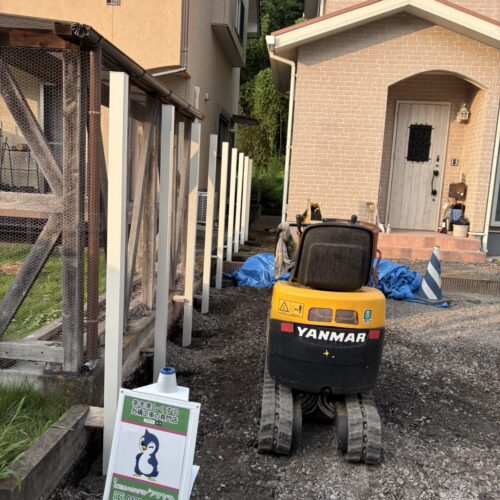 西側の境界側へのマイティウッドフェンスの柱の建て込み作業となります。