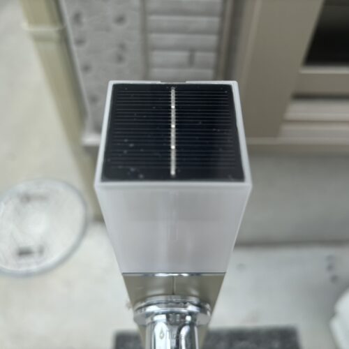 水栓柱の交換作業が終わりまして最後に水栓柱の天端部分をソーラーイルミネーションのキャップと交換致しまして工事完了となります。