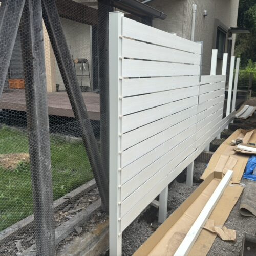 西側境界側へのマイティウッドフェンスの設置作業となります。