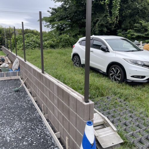 南側の境界側ブロックへのフェンスの柱の建て込み作業となります。