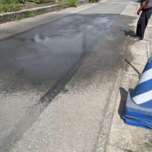 コンクリート打設後に前面道路の水洗い清掃を致します