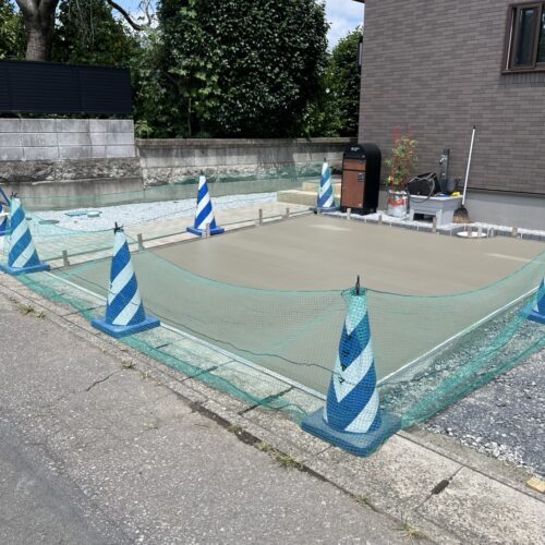 駐車場の土間コンクリートの打設作業後に動物避けネットを張りましてコンクリートの養生となります。
