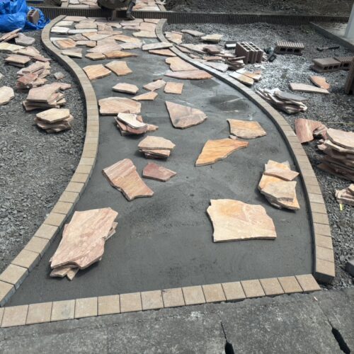 アプローチ部分の自然石の乱張り作業となります。