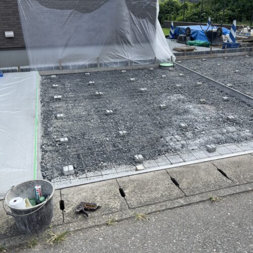 駐車場部分のコンクリート打設作業となります。建物廻りの養生とメッシュ筋を敷いてコンクリートミキサー車の到着を待っております。