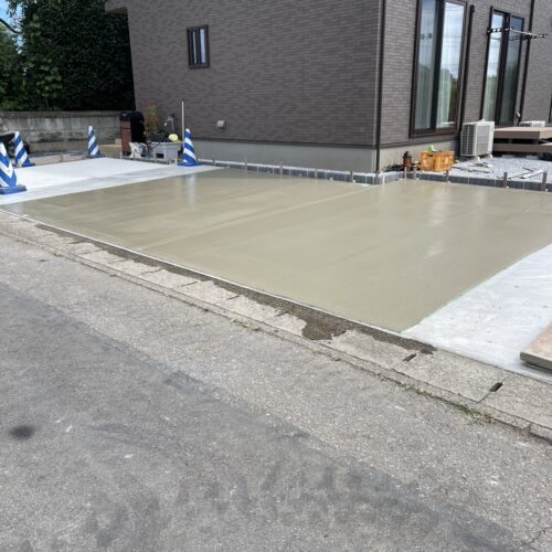 駐車場部分のコンクリートの打ち込み作業が終わりコンクリートの仕上げ作業へと進めて参ります。