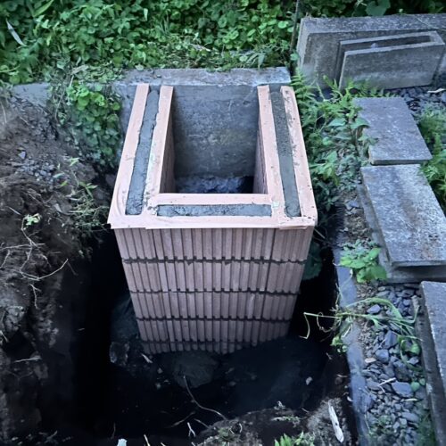 北側境界部分のブロック積み作業となります。