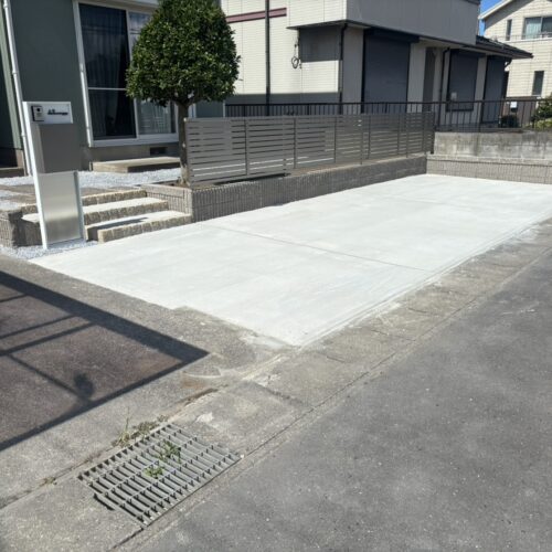 駐車場の土間コンクリートの養生が終わりましてカラコーン等を片付けて参ります。お車を入れて頂いて大丈夫です。駐車場をご使用ください。工事完了となります。