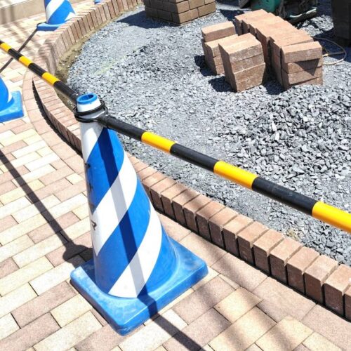 アプローチ部分との取り合い見切りへのレンガ小端建て作業となります。