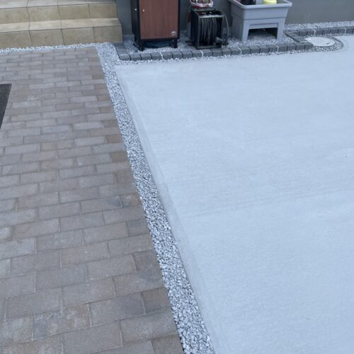 駐車場スリット見切り部分への6号砕石入れ作業となります。