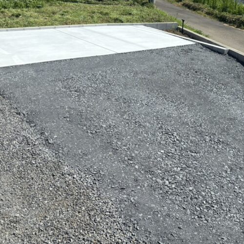 駐車場コンクリートの養生が終わりましてカラコーン等を片付けて参ります。駐車場をご使用ください。ありがとうございました。