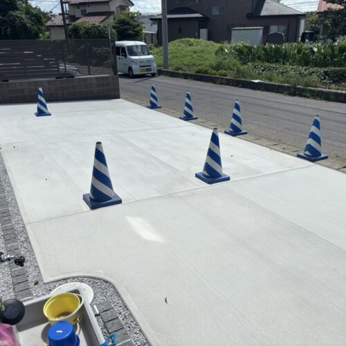 駐車場コンクリート打設後の養生中となります。