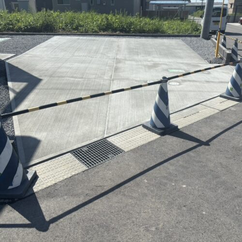 駐車場の土間コンクリートの養生中となります。