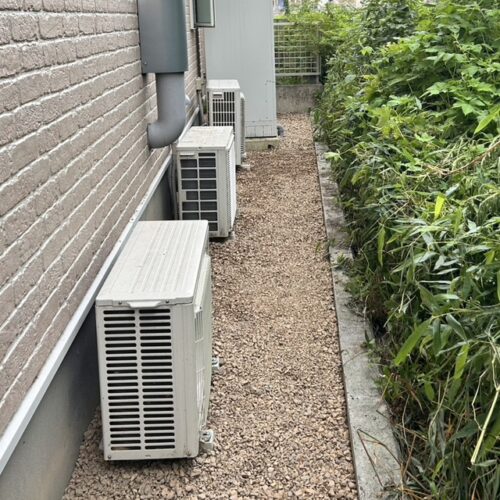 建物の北側部分への防草シート・茶色の砕石のチャートの敷き込み作業まで作業進めております。本日の工事作業はお休みとなります。