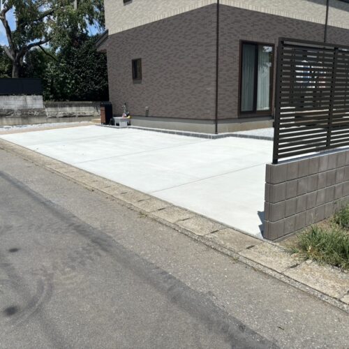 駐車場のコンクリートの養生も終わりましてお車を入れて頂いて大丈夫です。駐車場をご使用ください。工事完了となります。ありがとうございました。