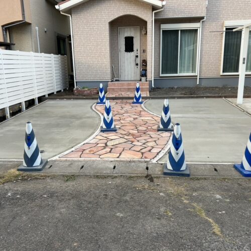 駐車場コンクリート打設部分の養生中となります。