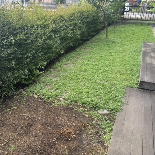 本日は工事着工前のご近隣へのご挨拶にお伺いをさせて頂きました。お待たせ致しましたお庭の境界ブロック・フェンス工事着工となります。