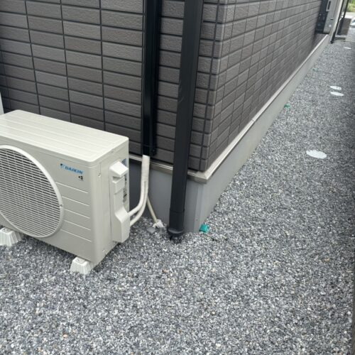 建て物廻りの防草シート・6号砕石の敷き込み状況となります。駐車場も脱枠作業も終わりまして本日機能門柱の材料が現場へ搬入予定となります。