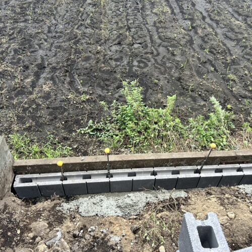 お庭側の南側境界のブロック積み作業となります。
