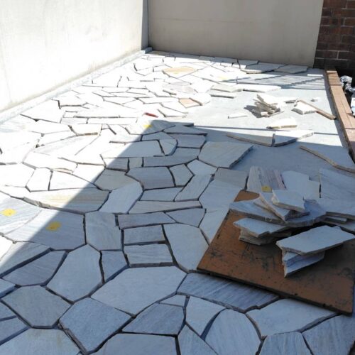 午後もアプローチ横の自然石の乱張り作業を進めて参ります。