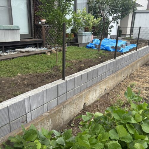 南側の境界ブロックへのフェンスの柱の建ての作業となります。