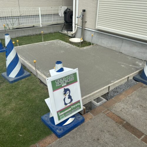 テラスタイル下地コンクリートの打設後の養生となります。