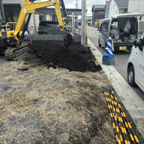 駐車場部分の掘削作業となります。