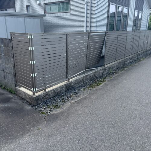 お客様へのご挨拶をさせて頂きましてお待たせ致しました境界側のフェンスの改修工事となります。