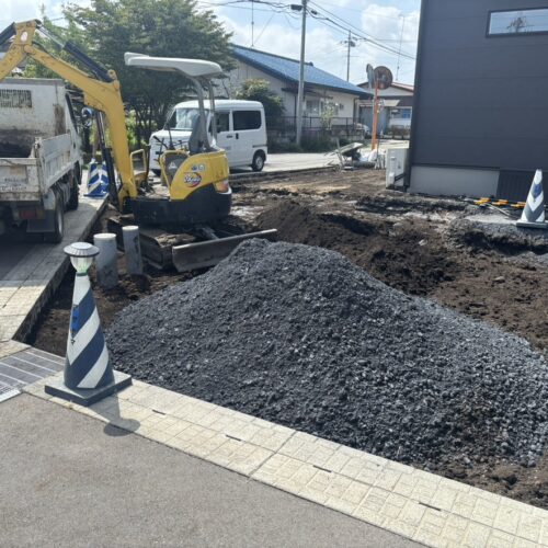 駐車場部分の掘削および砕石入れ作業となります。