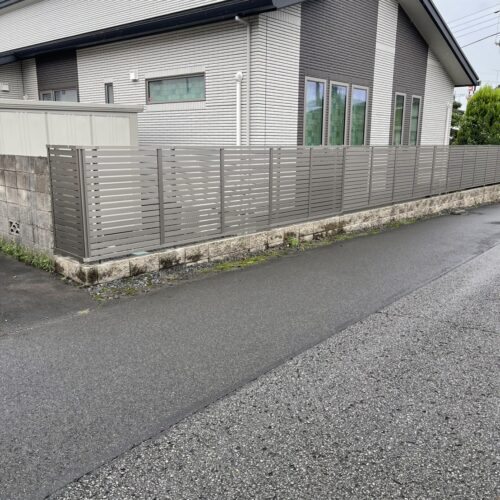フェンスの改修工事となります。フェンスの本体の取付け設置となります。
