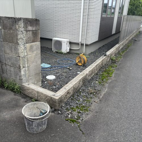 フェンスの改修工事となります。まずは既存のフェンスの撤去作業となります。