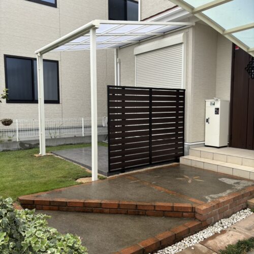 テラスおよびフェンスの設置作業となります。