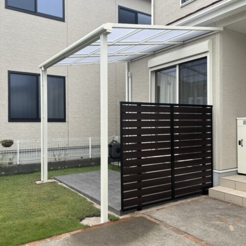 午後からは急にお天気が回復しました。テラスの前枠カバー等の取付け作業となります。