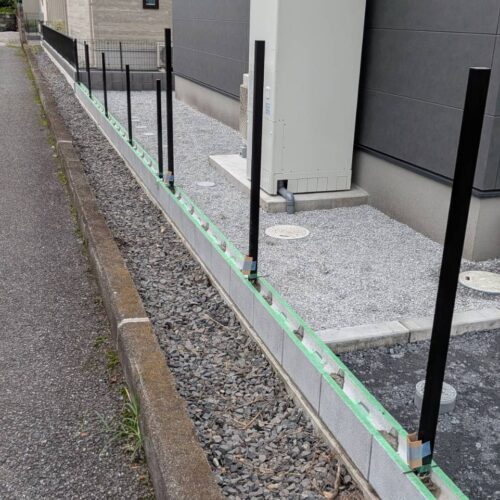 境界側のブロック積みおよびフェンスの柱の建て込み作業となります。
