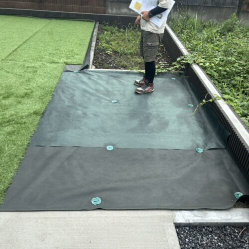 駐車場の増設工事着工となります。雨のお天気ですが曇り空のお天気の様子を見ながら作業を進めて参ります。