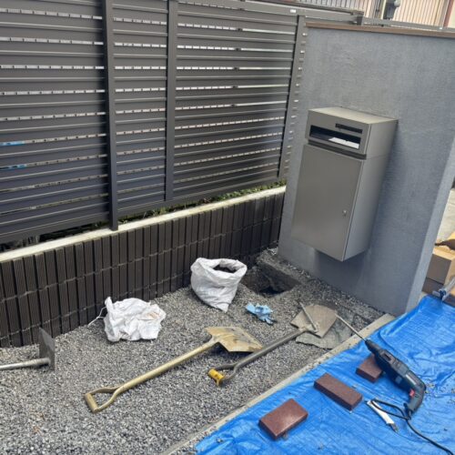 カーポートの柱建ての掘削および柱部分のハツリ作業となります。