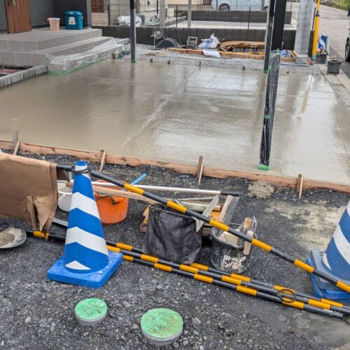 駐車場カーポート側への1回目の土間コンクリートの打設となります。