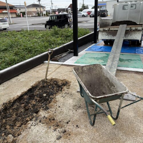 手作業にて掘削を進めてまいります