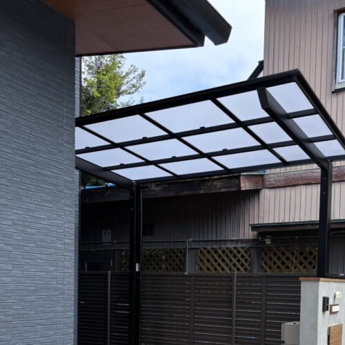 玄関前のテラスの屋根張り作業となります。