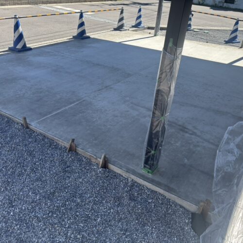 カーポート駐車場部分のコンクリート打設後の養生となります。