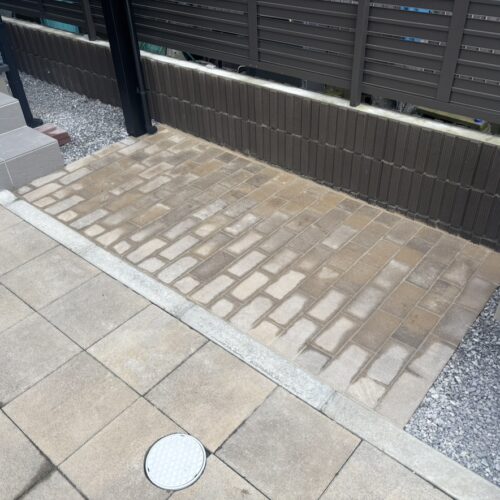 アプローチのインターロッキング張り作業完了となります。