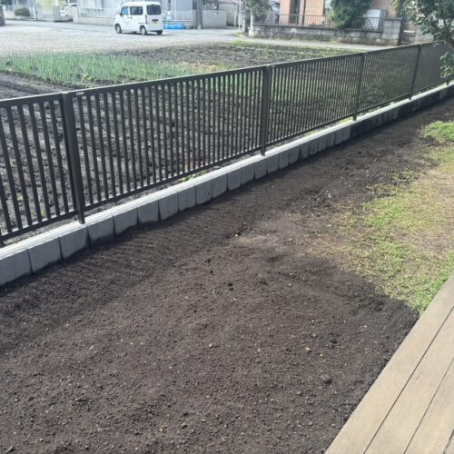 南側の境界ブロック・フェンス工事および土の入れ替え作業も終わりまして工事完了となります。