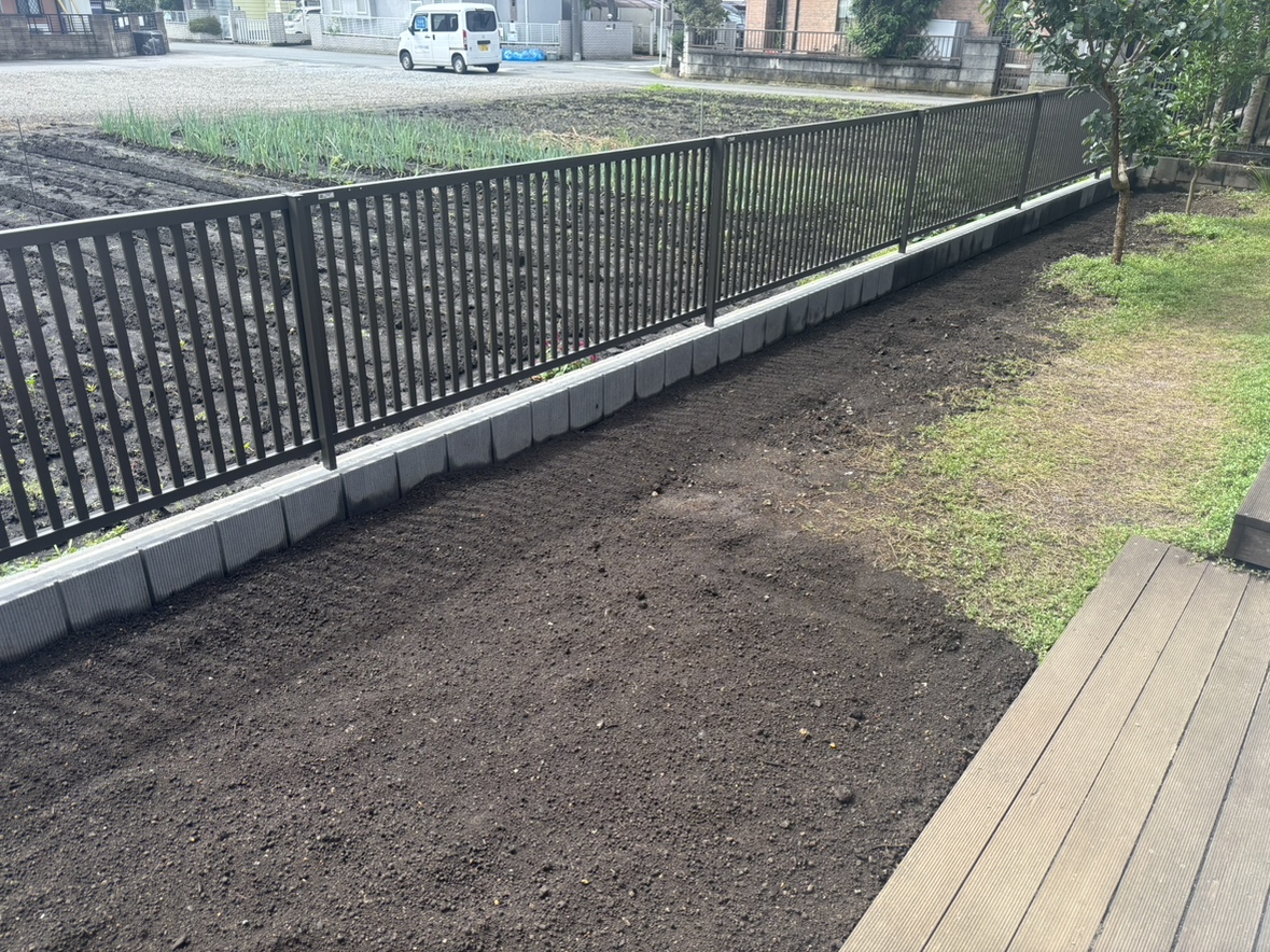 南側の境界ブロック・フェンス工事および土の入れ替え作業も終わりまして工事完了となります。