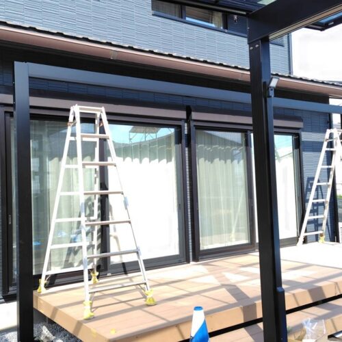 既存のウッドデッキ部分へのテラスの柱の建て込み作業となります。