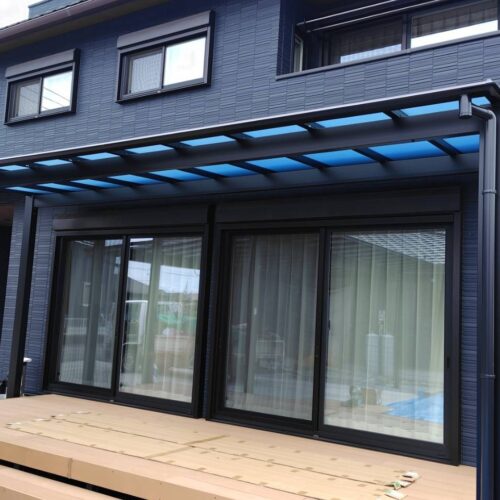 既存のデッキ部分へのテラスの屋根張り作業となります。
