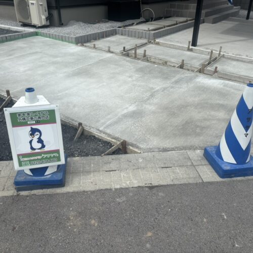 駐車場の土間コンクリート打設後の養生となります。
